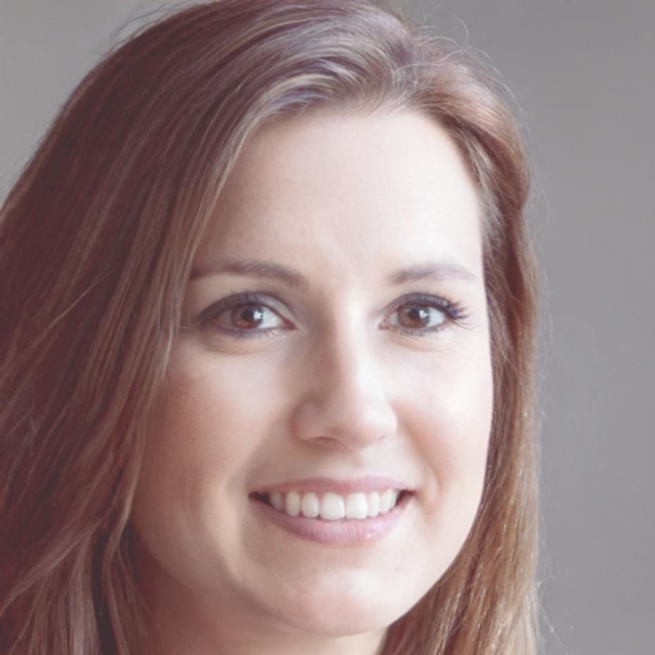 Isabel Fernández, Consultora